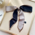 Elegante sciarpa in seta blu navy e oro champagne con scritte del marchio designer - Beige Nero Bicolore (4DJX)
