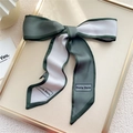 Écharpe à nœud en soie vert foncé et blanc avec lettrage élégant et étiquette d'entretien - Vert Beige Bicolore (5DJX)