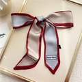 Foulard étroit en soie bleu-gris et beige noué en nœud sur un plateau doré - Rouge Bicolore (7DJX)
