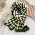 Bufanda de punto con rombos verde y blanco y etiqueta de Paris sobre fondo con textura - Verde