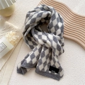 Bufanda de punto con rombos en gris y blanco, etiqueta Paris y textura cálida de invierno - Gris