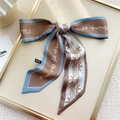 Foulard en soie marron et bleu avec motif calligraphié noué en ruban élégant - Pont en Arc Lettre Café (9DJX)