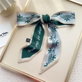 Élégant foulard twilly en soie vert foncé et beige noué en ruban avec texte step of the way - Pont en Arc Lettre Vert (10DJX)