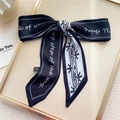 Écharpe fine en soie 100% avec lettrage contrasté noir et blanc et motifs modernes - Pont en Arc Lettre Noir (11DJX)