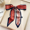 Foulard en soie avec motif contrasté rouge vintage et crème noué en nœud - Pont en Arc Lettre Rouge (12DJX)