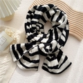 Sciarpa in maglia a righe nere e beige presentata su un accogliente maglione invernale - 34*175cm / Righe Zebra Nero e Bianco Sporco