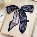 Foulard ruban en soie bleu marine et gris à motifs géométriques sur cadre doré - Grille Lettre Taro (17DJX)