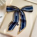 Nœud en satin de soie rayé bleu marine et doré avec finition brillante pour cheveux - Rayé Lettre Marine (23DJX)
