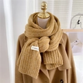 Sciarpa di maglia spessa giallo senape con motivo a righe su cappotto di lana marrone - Giallo