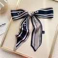 Élégant ruban en soie à rayures noires et beiges noué en un style de nœud chic - Rayé Lettre Noir (24DJX)