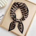 Sciarpa a pieghe con motivo geometrico a rombi nero e kaki su vassoio decorativo - Scacchiera Cachi e Beige