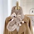 Sciarpa invernale in pelliccia sintetica con grazioso dettaglio orso 3D in beige - Marrone