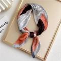 Sciarpa in seta a pieghe con blocchi di colore arancione e grigio e texture fine - Zebra Grigio