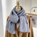Detalle de bufanda gris de punto trenzado que muestra el tejido grueso y material suave - 30*185cm / Gris