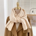 Detalle de punto de ochos grueso en bufanda de invierno crema con abrigo de lana - Beige Avena