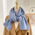 Detalle de bufanda de punto trenzado azul mostrando la textura gruesa de lana suave - Azul