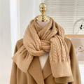 Detalle de bufanda de punto trenzado camel con textura gruesa y patrón de trenzas cálido - Camel
