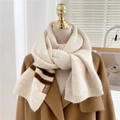 Dettaglio di sciarpa in maglia beige con strisce marroni ed etichetta in pelle - Beige grano a righe