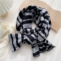 Classica sciarpa invernale a righe nere e grigie in morbido tessuto simil-cashmere - 34*175cm / Righe Zebra Nero e Grigio