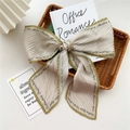 Elegante beige geplooide lange sjaal met groene rand geknoopt in grote strik - Geplooid Geel met Letterrand