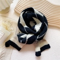 Écharpe courte en tricot à losanges noir et blanc, style d'hiver minimaliste chic - Noir