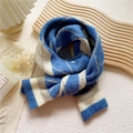 Petite écharpe en tricot à losanges bleu Klein et crème au motif damier chaleureux - Bleu