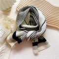 Écharpe courte en tricot à motif losanges noir et blanc avec texture laine chaude - Beige