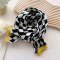 Gebreide sjaal met zwart-wit pied-de-poule patroon en gele geribde boorden - Color Block Argyle Zwart