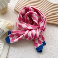 Écharpe en tricot à losanges rose et blanc avec bordure côtelée bleue sur plateau - Color Block Argyle Rose Rouge