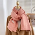 Écharpe en maille rose pour femme, tour de cou d'hiver chaud sur un manteau camel - 33x185cm / Rose Pur
