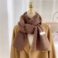 Écharpe d'hiver épaisse en maille marron foncé portée avec un manteau en laine camel - 33x185cm / Marron Foncé Pur