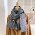Écharpe classique en tricot gris avec bords côtelés et étiquette pour la chaleur hivernale - 33x185cm / Gris Pur