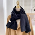 Écharpe d'hiver en tricot noir épais avec étiquette sur un manteau en laine - 33x185cm / Noir Pur