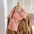 Sciarpa in maglia grossa rosa arancio con trama a coste su cappotto marrone - Rosa