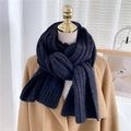 Écharpe noire en maille épaisse avec texture côtelée portée sur un manteau en laine camel - Noir