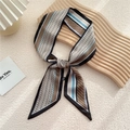 Petit foulard en soie étroit à rayures géométriques et pois sur support en bois - Bord Noir à Pois (7F)