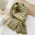 Gestreifter Strickschal in Grün und Weiß mit dekorativem Logo-Etikett für Winter - Gestreift Smaragdgrün