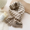 Gestreifter Strickschal in Braun und Weiß mit dekorativem Webetikett für den Winter - Khaki Streifen