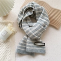Écharpe douillette en grosse maille rayée gris et blanc avec étiquette tissée décorative - Rayé Gris