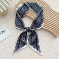 Élégant foulard en soie noir et blanc à motif paisley attaché sur un support en bois - Paisley Papillon Noir (16F)