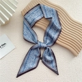 Foulard étroit en soie à motif paisley bleu noué en nœud sur un support élégant - Paisley Papillon Bleu (17F)