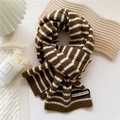Écharpe tricotée à rayures marron et blanc avec étiquette lettrée style hivernal - Rayures Brunes