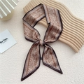 Foulard twilly en soie à motif paisley marron café avec des extrémités pointues chic - Paisley Papillon Caramel (18F)