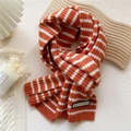 Écharpe d'hiver en maille à rayures orange et crème avec une petite étiquette tissée - Rayures Orange