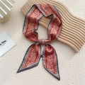 Foulard twilly étroit à motif paisley rouge pour femme sur un plateau en bois - Paisley Papillon Rouge Orange (19F)