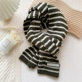 Écharpe en tricot à rayures vert foncé et blanc avec étiquette pour l'hiver au chaud - Vert Foncé à Rayures