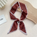 Foulard en soie caramel avec motifs vagues noires noué en un nœud élégant - Huit Lignes Pois Rouge (22F)