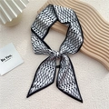 Foulard en soie avec motif à pois et grille losange en finition classique noir et blanc - Huit Lignes Pois Blanc (23F)