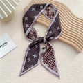 Foulard étroit à damier marron et rose noué sur un fond texturé minimaliste - Carreaux Plus Rose (26F)