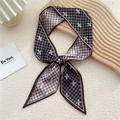 Écharpe étroite en soie à damier gris foncé et motifs de croix blanches en nœud - Carreaux Plus Beige (30F)